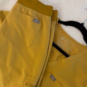 Figs yellow  Set